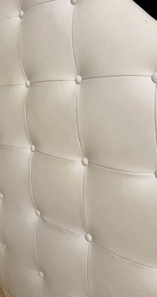 Cabecero de piel blanco