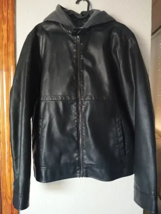 Cazadora de piel negra con capucha