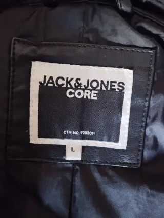 Cazadora de piel negra con capucha