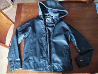 Cazadora de piel negra con capucha