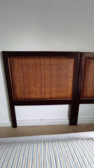 Dos cabeceros de madera y mimbre