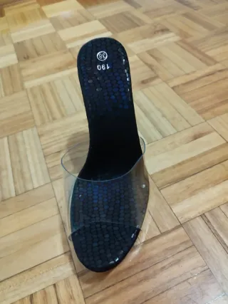 Zapatos de tacón negros con tira transparente tall