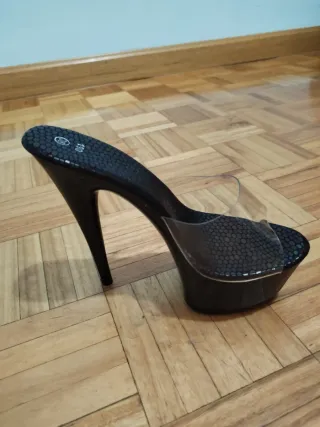 Zapatos de tacón negros con tira transparente tall