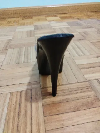 Zapatos de tacón negros con tira transparente tall