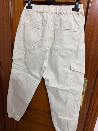 Pantalón cargo beige mujer
