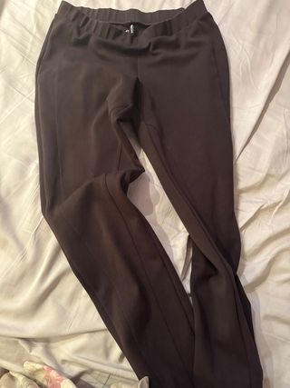 Pantalón negro con costuritas