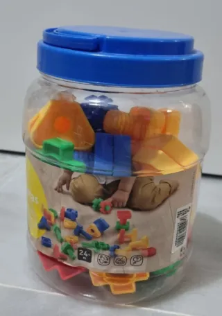 Cubo de construcción tornillos y tuercas