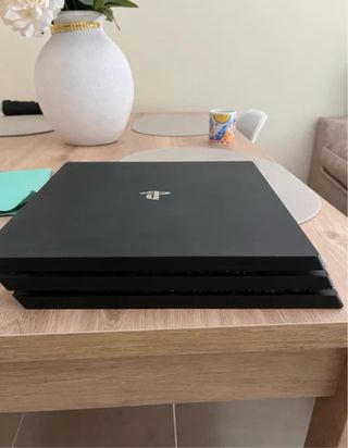 PS4 Pro 1TB+ Volante y un mando y mas de 5+ Juegos