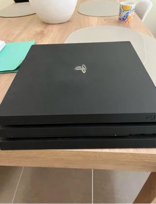 PS4 Pro 1TB+ Volante y un mando y mas de 5+ Juegos