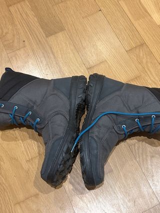 Botas de nieve negras con cordones azules