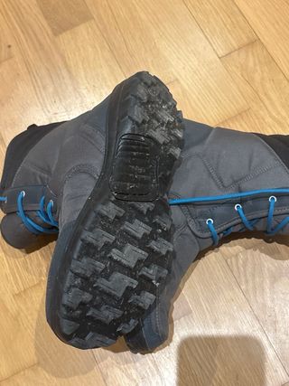 Botas de nieve negras con cordones azules