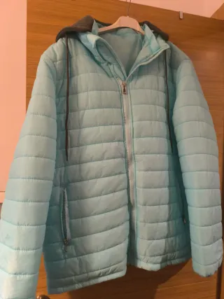 Abrigo acolchado celeste con capucha