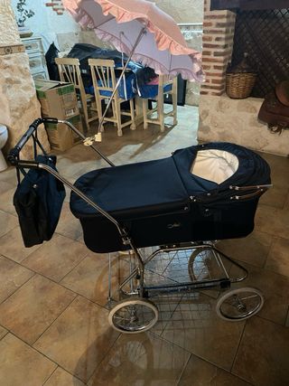 Cochecito bebé azul marino con sombrilla