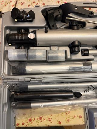 Telescopio con trípode y accesorios