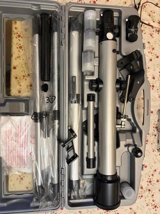 Telescopio con trípode y accesorios