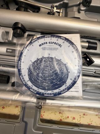 Telescopio con trípode y accesorios