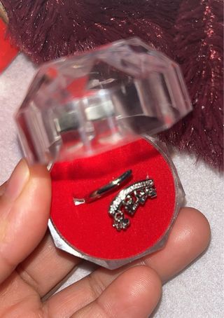 Anillo plateado con diseño 925 esterlina