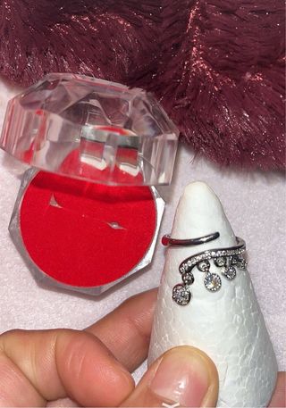 Anillo plateado con diseño 925 esterlina