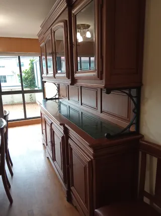 Mueble madera castaño de salón con vitrinas.