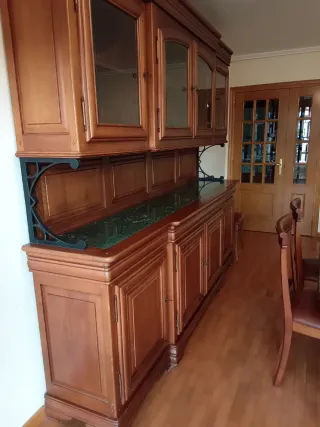 Mueble madera castaño de salón con vitrinas.