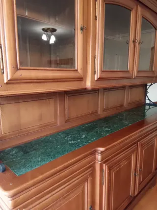 Mueble madera castaño de salón con vitrinas.
