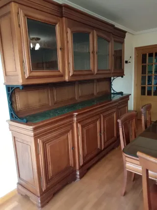 Mueble madera castaño de salón con vitrinas.