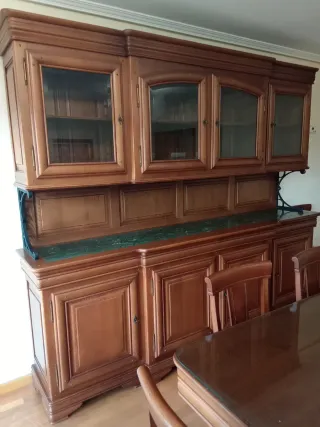 Mueble madera castaño de salón con vitrinas.