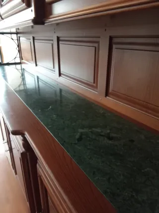 Mueble madera castaño de salón con vitrinas.