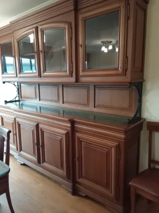 Mueble madera castaño de salón con vitrinas.