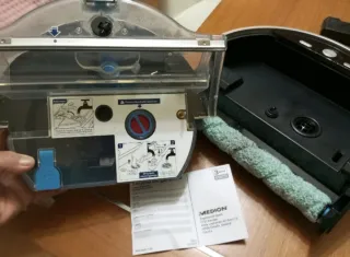 Robot friegasuelos Medion con base