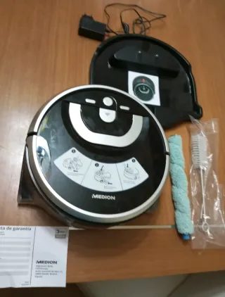 Robot friegasuelos Medion con base