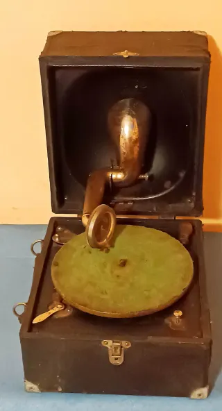 Gramófono antiguo de viaje/trinchera