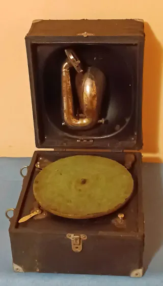 Gramófono antiguo de viaje/trinchera