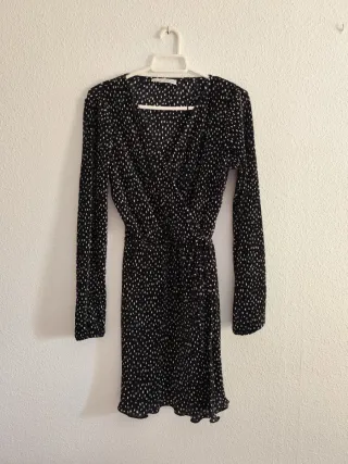 Vestido negro con lunares blancos