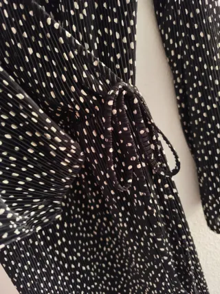 Vestido negro con lunares blancos