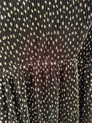 Vestido negro con lunares blancos