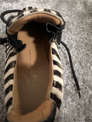 Sneakers zebrate con zip