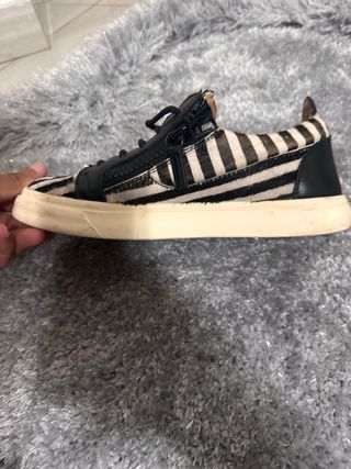 Sneakers zebrate con zip