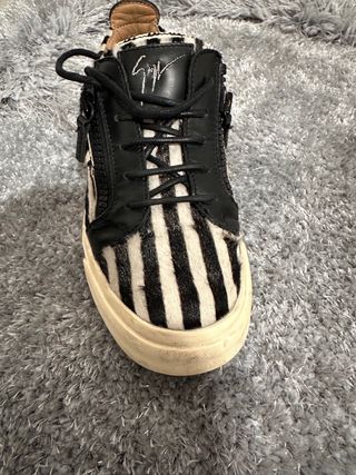 Sneakers zebrate con zip