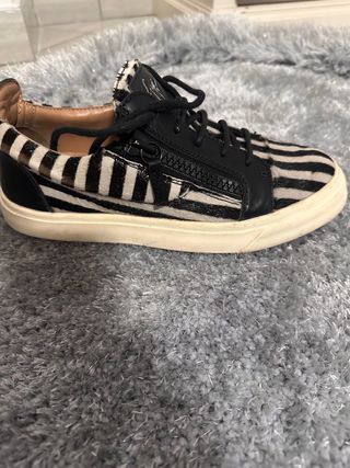 Sneakers zebrate con zip
