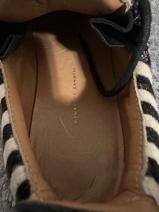 Sneakers zebrate con zip