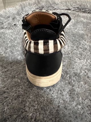 Sneakers zebrate con zip
