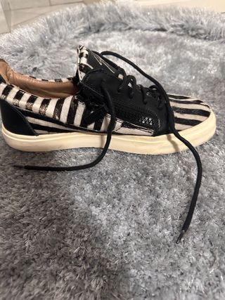 Sneakers zebrate con zip