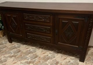 Aparador de madera tallada