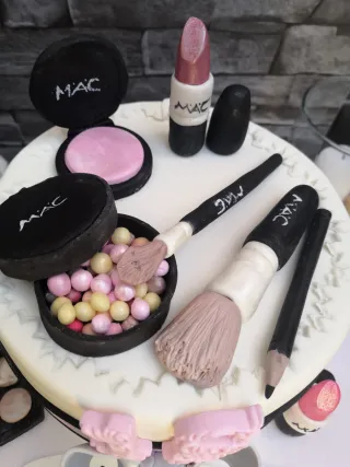 Tarta de cumpleaños temática maquillaje