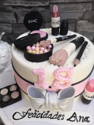 Tarta de cumpleaños temática maquillaje