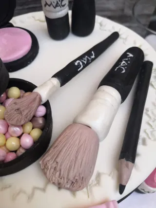 Tarta de cumpleaños temática maquillaje