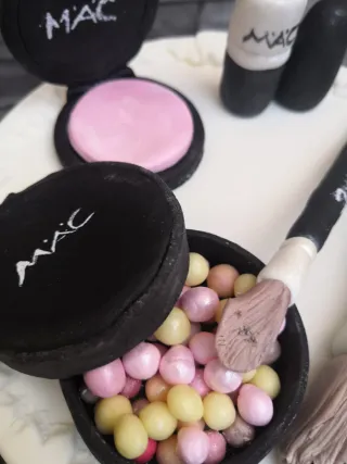 Tarta de cumpleaños temática maquillaje