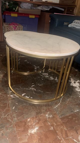 Tavoli ausiliari dorati e bianchi