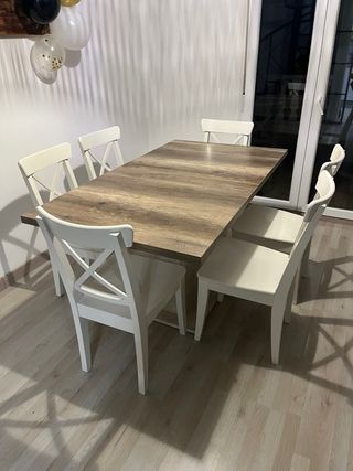 Mesa de comedor de madera y mueble auxiliar
